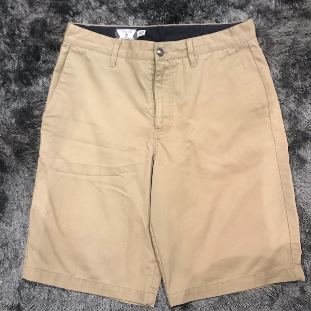 Volcom khaki shorts